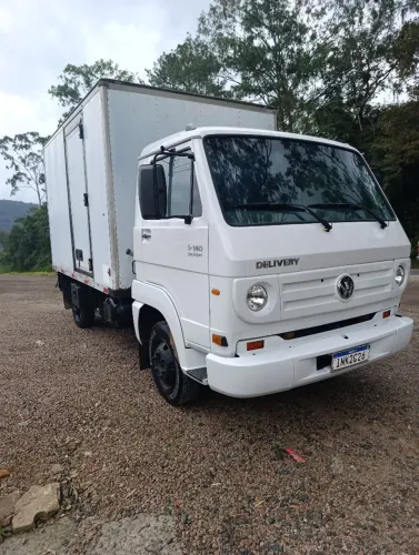 VW 5140 Baú com Plataforma