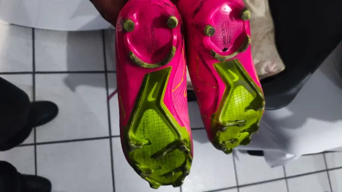 Chuteira Nike de cravo número 41