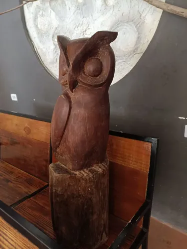 Coruja escupida na madeira 95cm