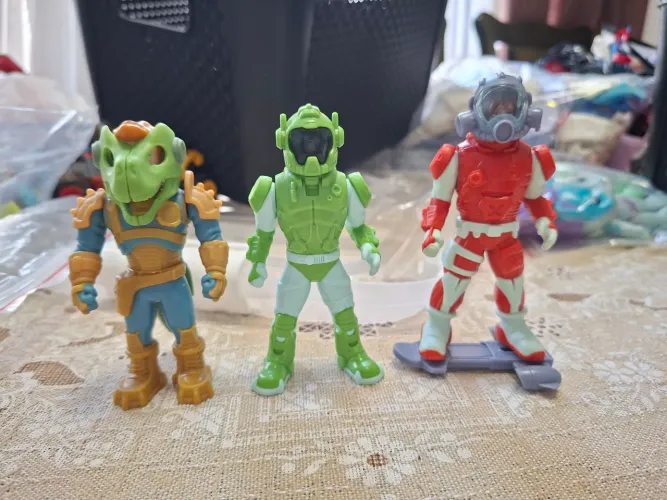 3 Bonecos coleção Maxi Surprise Kinder Ovo.