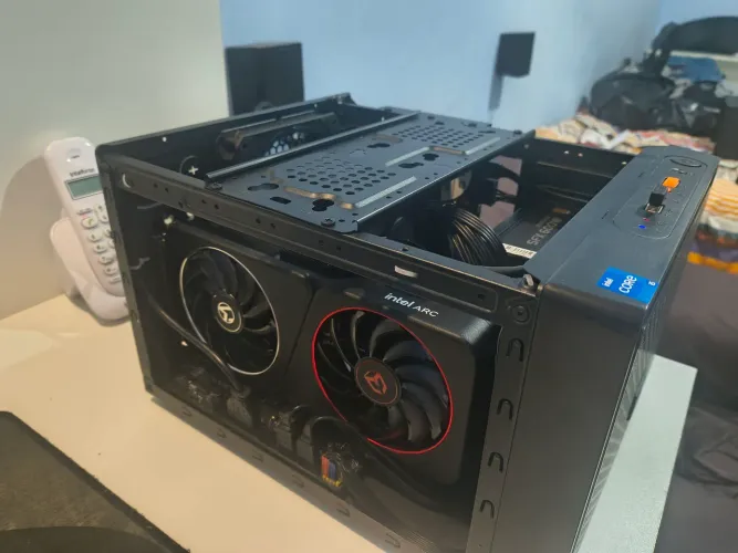 Mini Pc gamer! Máquina muito forte. I5 12500, 32gb ddr4, arc b580.