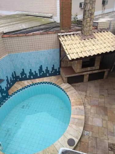 Casa com edícula e piscina na Ponta da Praia em Santos