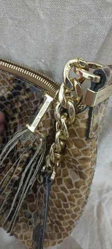 Bolsa MICHAEL KORS clutch estampa cobra