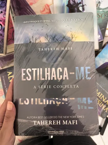 Vendo livros: saga Estilhaça-me (completo)