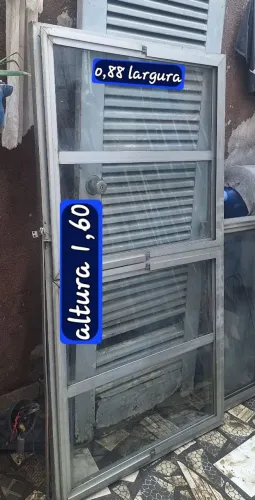 Janelas de alumínio 550 cada , e portao ipe 300 reias
