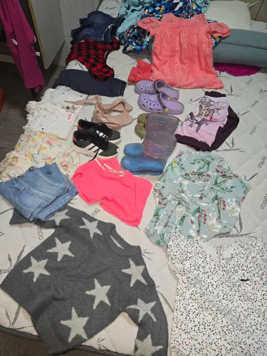 Lote de roupas e sapatos de menina