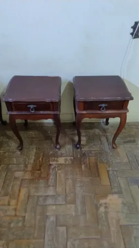 Par de Mesas de Cabeceira / Criados-Mudos Clássicos em Madeira