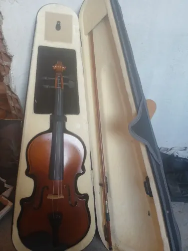 Violino Falkner 4/4, estava parado e vou viajar