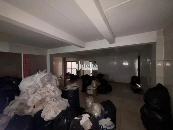 Casa comercial disponível para venda no bairro Centro em Uberlândia-MG.