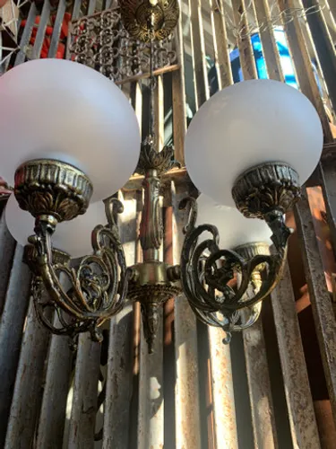 Lustre antigo de bronze 5 braços belíssimo em detalhes Obs: Contém 4 Cúpulas