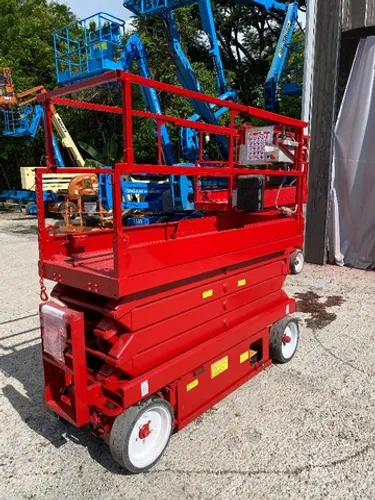 Plataforma Elevatória Skyjack Tesoura 10 metros ano 2013 SJ3226