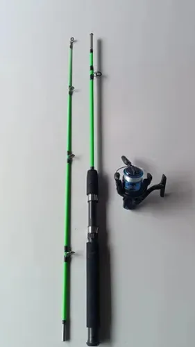 Vara de pesca com molinete e linha 
