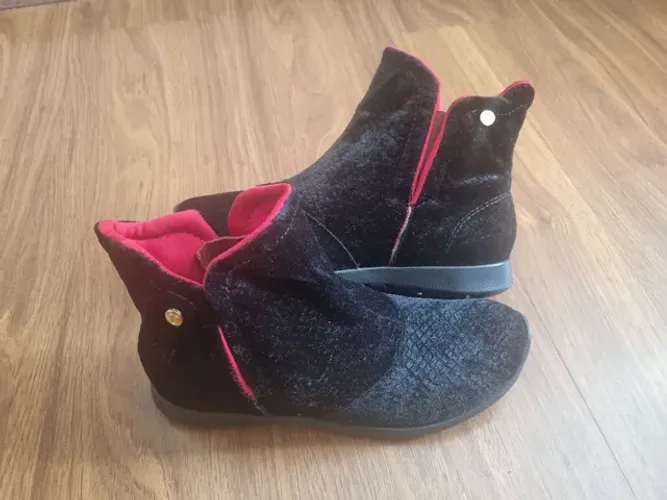 Bota de Camurça cano curto preto/vermelho