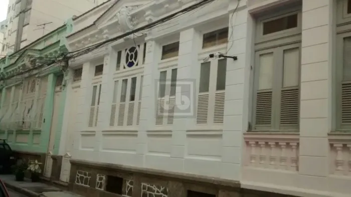 Catete - Vila fechada - Casa triplex - 2 VAGAS - Sala ampla em tábuas corridas - Claraboia