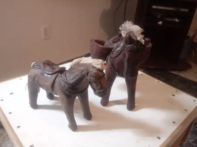 Par de cavalos decorativos em cerâmica