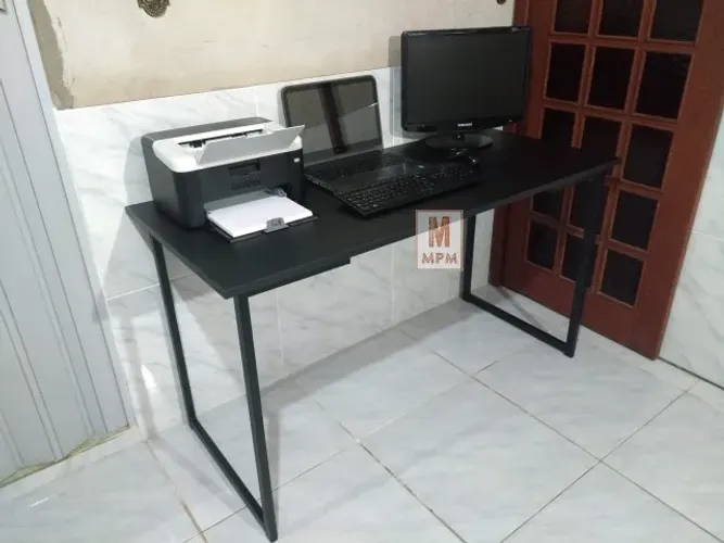 Mesa Escrivaninha grande em aço Preta
