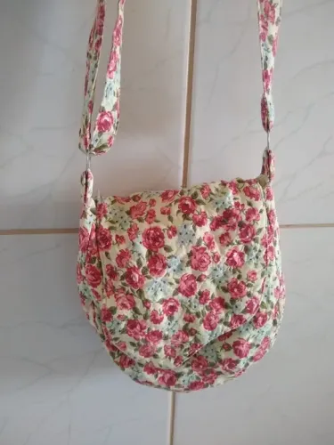 Bolsa floral de tecido.