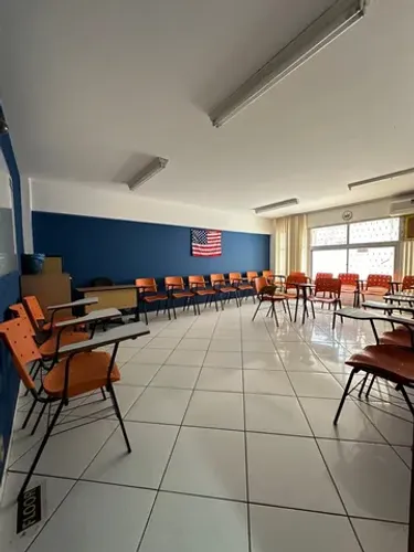 Alugo espaço com 5 salas na Av Champagnat .