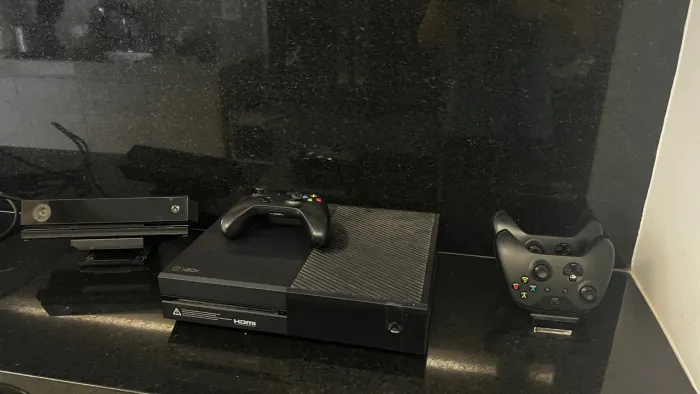 Xbox One + 2 controles + 1 Kinetic