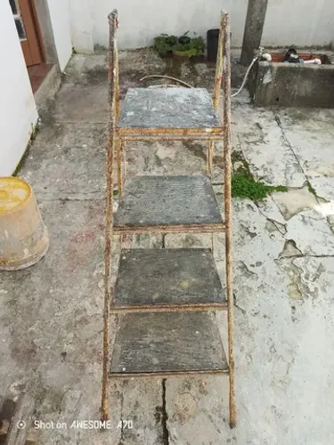 Escada antiga de ferro