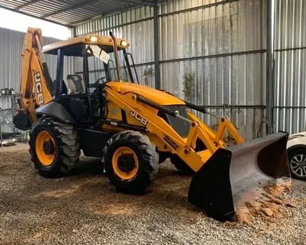 Retroescavadeira JCB 4x4 Ano 2012