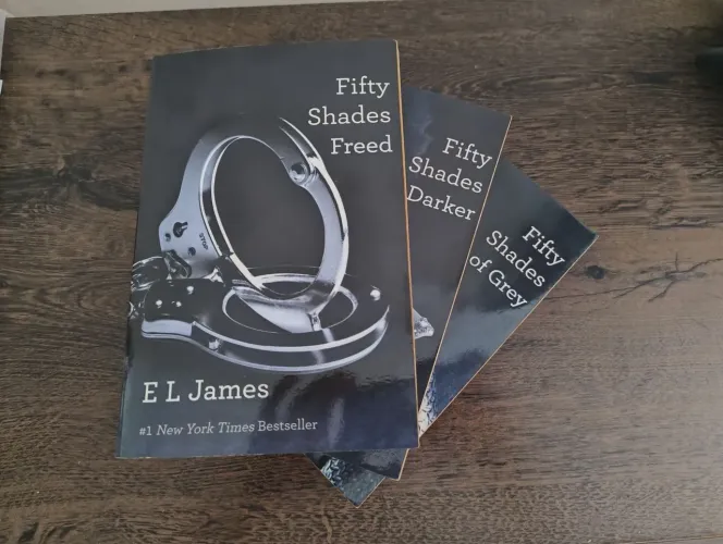 3 livros da Série Fifty Shades (Cinquenta Tons)