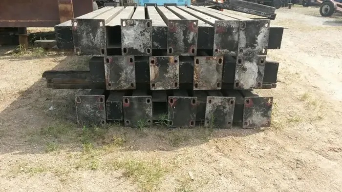 Coluna de ferro  e poste de concreto 