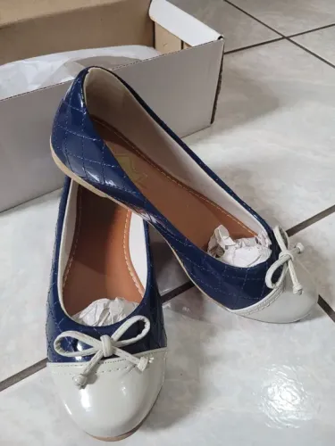 Sapatilha nova azul marinho e bege verniz, tam 34
