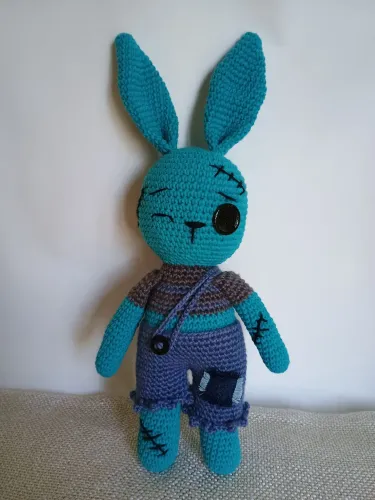 Coelho Zombie em amigurumi- Feito à Mão