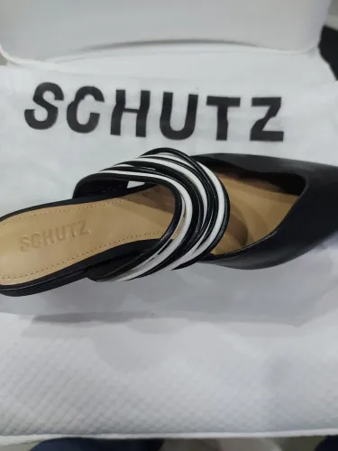 Sapato Schutz preto com detalhes 100% original