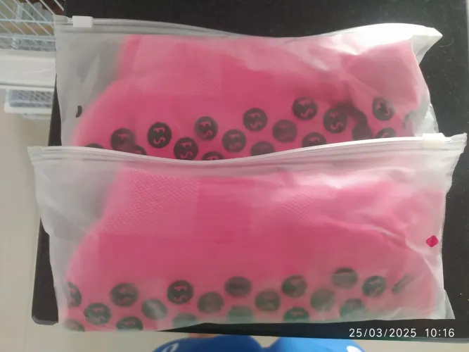 Meia antiderrapante rosa, cano alto