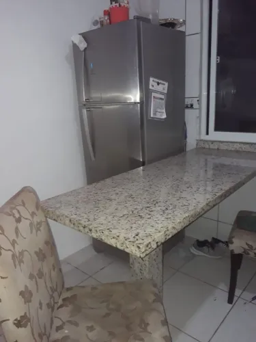 Mesa de mármore grossa boa pra produção e para cozinha normal tbm.