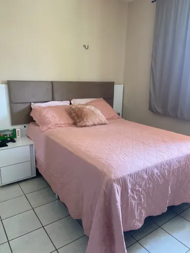 Cabeceira com criado mudo