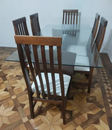 Mesa de jantar com 6 cadeiras e tampo de vidro