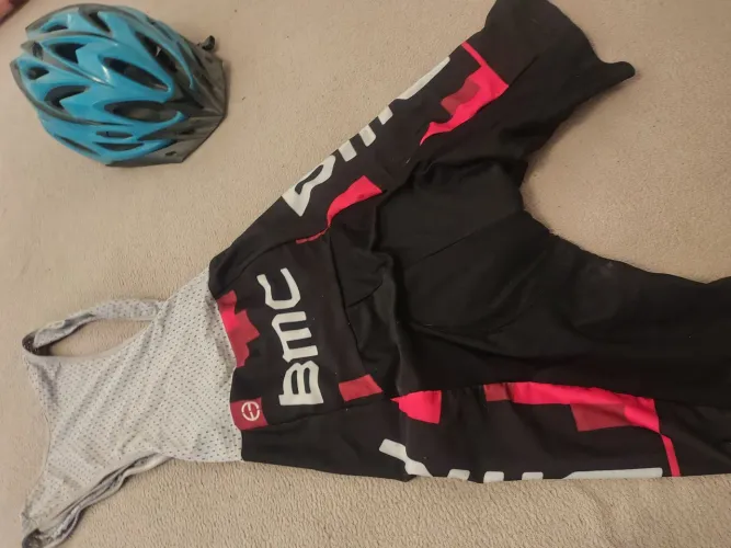 90,00 Conjunto capacete e roupa de ciclismo tamanho M