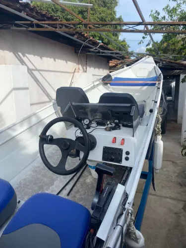 Lancha voadeira 8m motor novo carroça nova