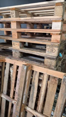 Pallets seminovos, medida 1.20 por 0.80 centímetros, madeira eucalipto.  