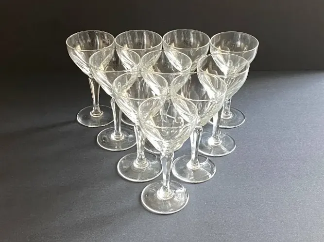 Conjunto de 10 copos de vinho de cristal anos 50. Altura de 16,5 cm e 9 cm de diâmetro.