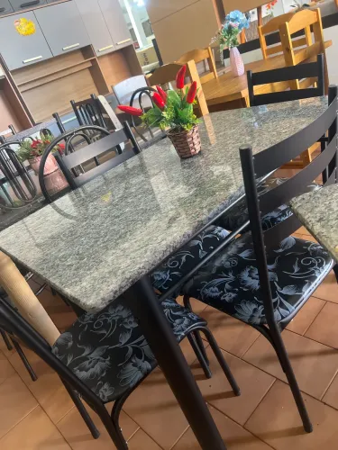 Mesa de Granito Com 04 Cadeiras Nova
