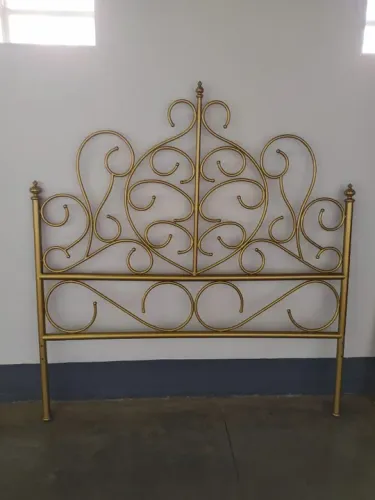 CAMA DE  FERRO  DOURADA - CASAL - DESIGNE CLÁSSICO EM CURVAS