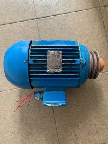 Motor Weg 5 cv trifásico baixa rotação 220/380/440 volts com polia usado
