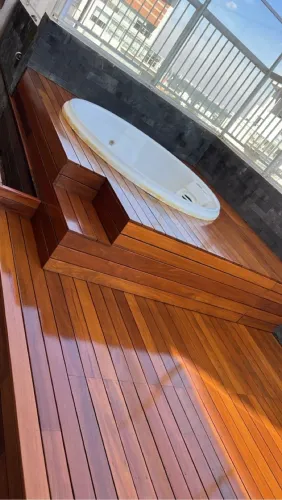 Raspagem de Deck pergolado com aplicação de verniz Cetol Deck venha fazer seu orçamento.