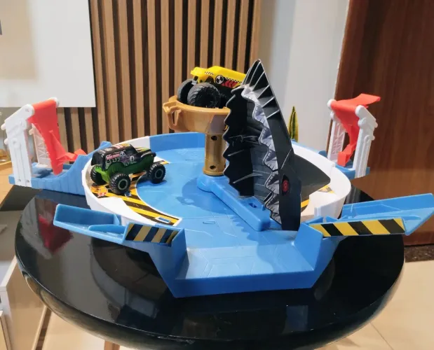 Lista hot Wheels com 2 Monsters trucks 