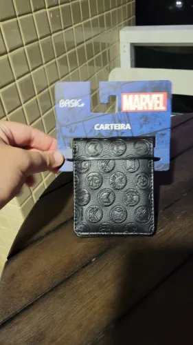 Carteira Marvel com símbolos em relevo
