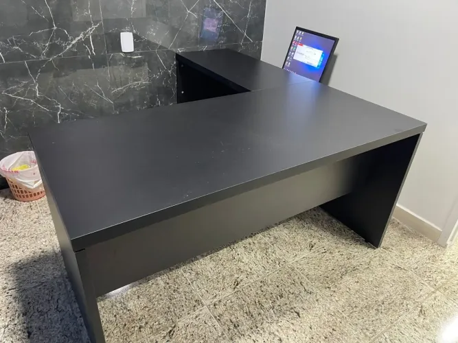 MESA PRA ESCRITORIO 1.50x1.60 PT PE PAINEL - LOJA IKONMIXOFFICE