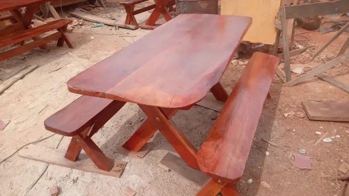 Mesa de madeira com bancos