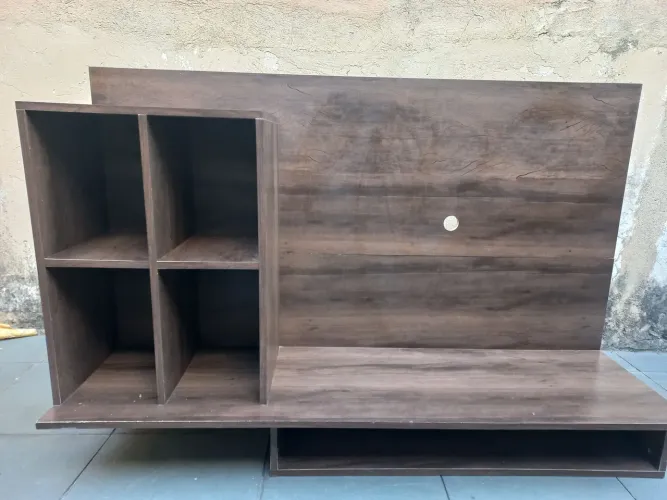 Painel para TV com nichos e prateleira
