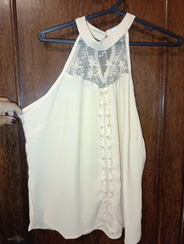 Vendo blusa com detalhes de pérola