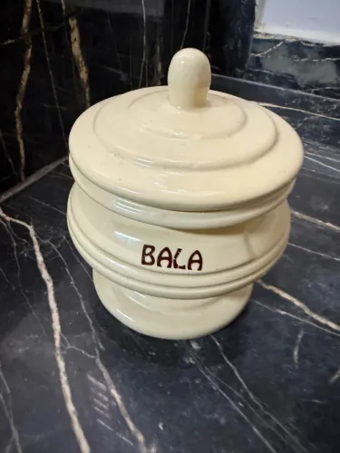Pote de cerâmica com tampa