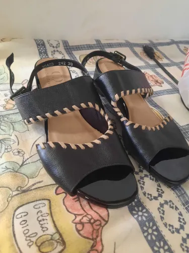 Sandalia em couro legítimo